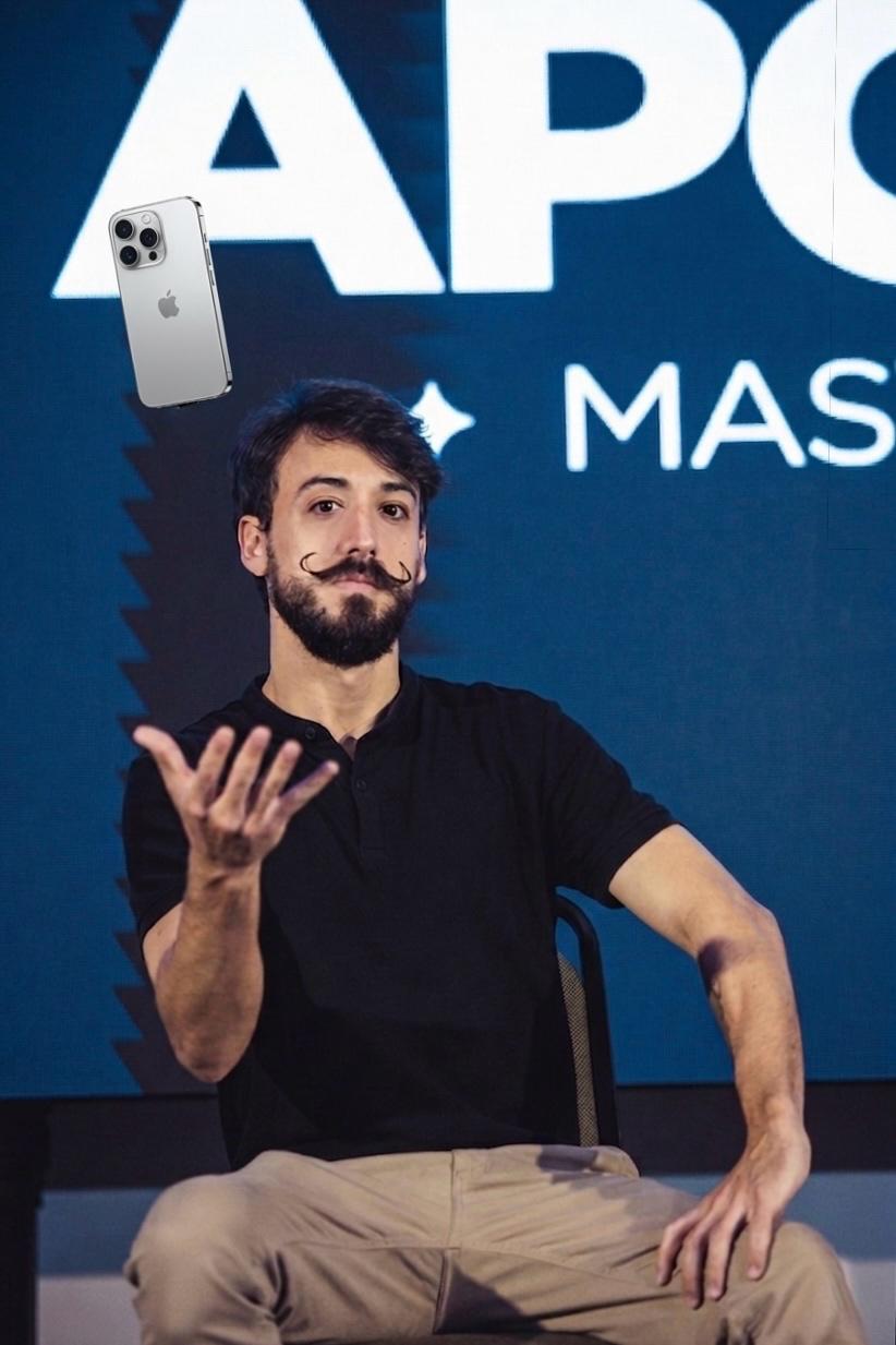 Lucas arremessando o celular em ação