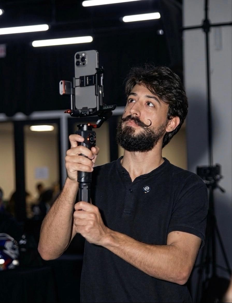 Lucas videomaker com gimbal durante captação